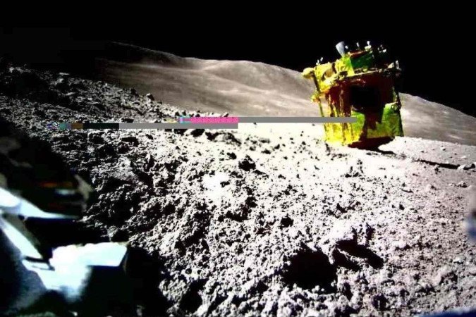 Rover Slim na superfície lunar capturado pelo rover LEV-2 (SORA-Q) -  (crédito: Jaxa/Tomy/Sony Group Corporation/Doshisha University)