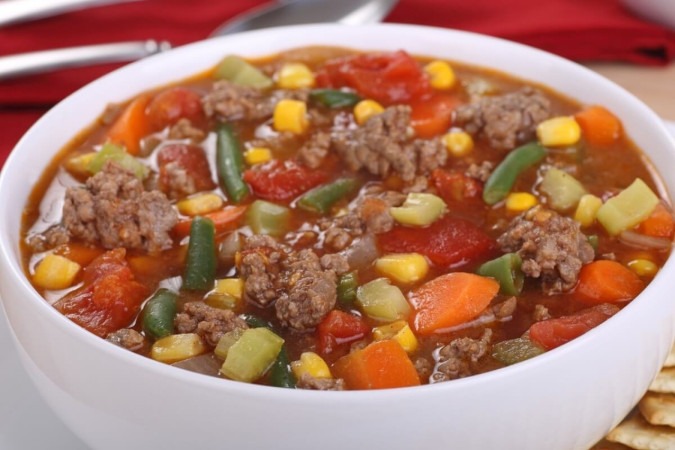 Sopa de carne moída com legumes (Imagem: Charles Brutlag | Shutterstock)  -  (crédito: EdiCase)