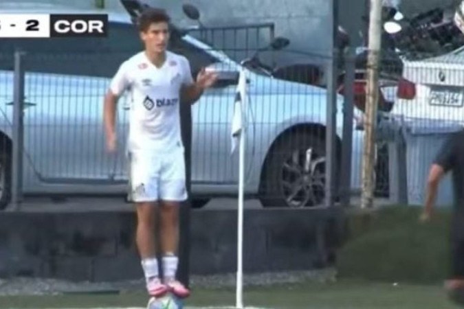 Nicolas Profeta sobe em cima da bola em jogo do Santos contra o Corinthians, e lembra lance de Soteldo contra o Vasco, no Brasileirão de 2023 -  (crédito: Foto: Reprodução)