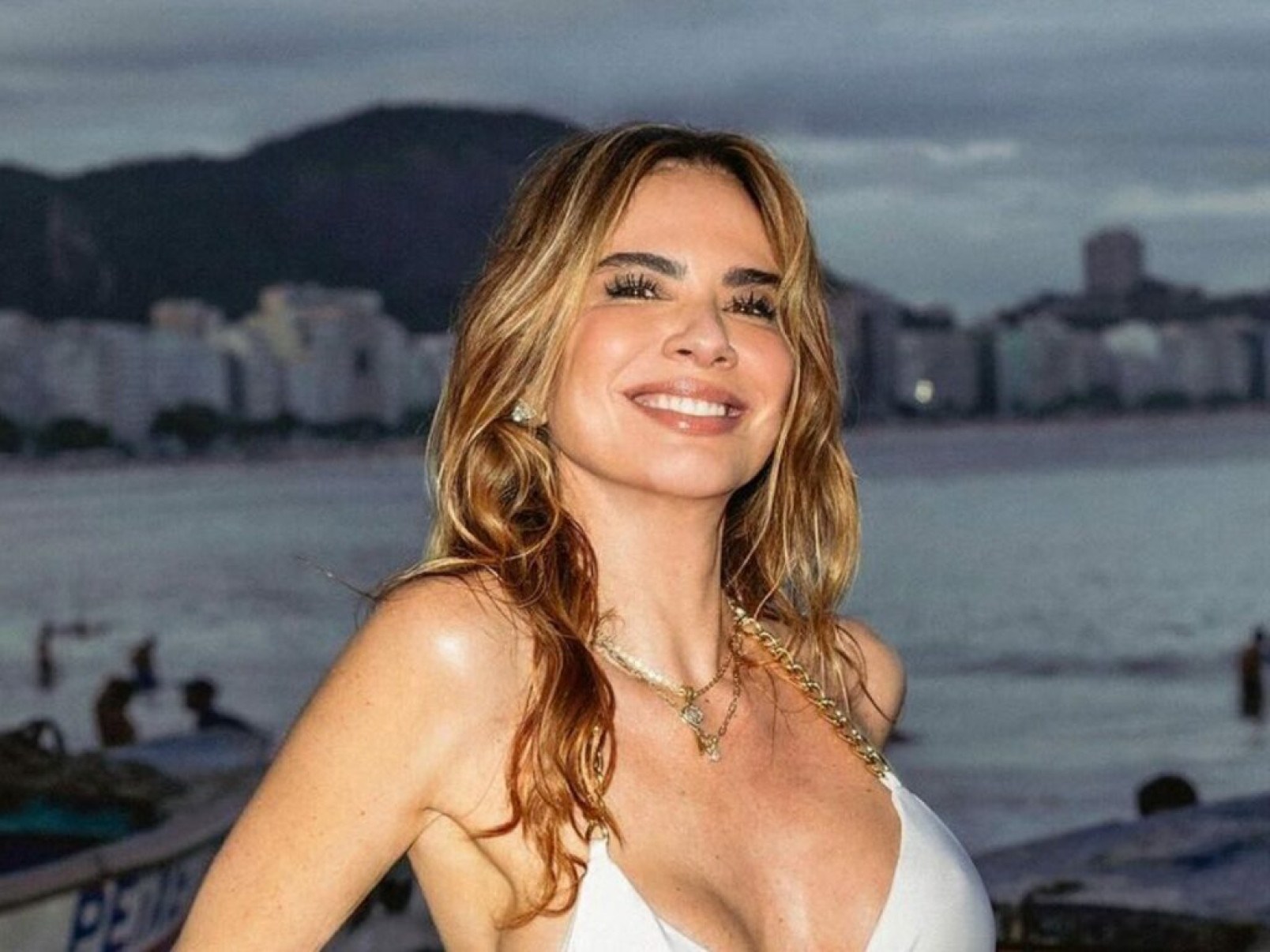 Luciana Gimenez posa de biquíni enquanto admira paisagens da Grécia