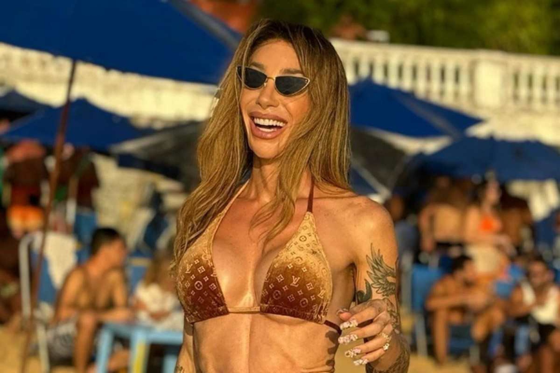 Maya Massafera vai à praia pela primeira vez: 