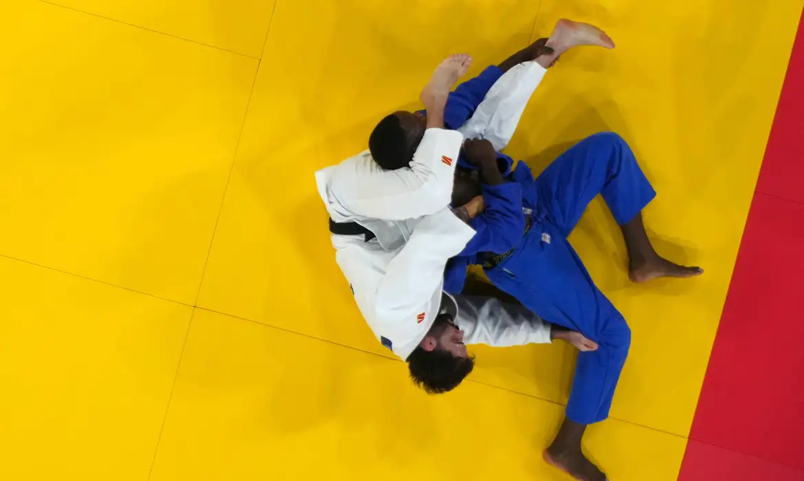 Judô: Rafael Macedo vence 3 lutas, mas deixa escapar o bronze em Paris -  (crédito: EBC)