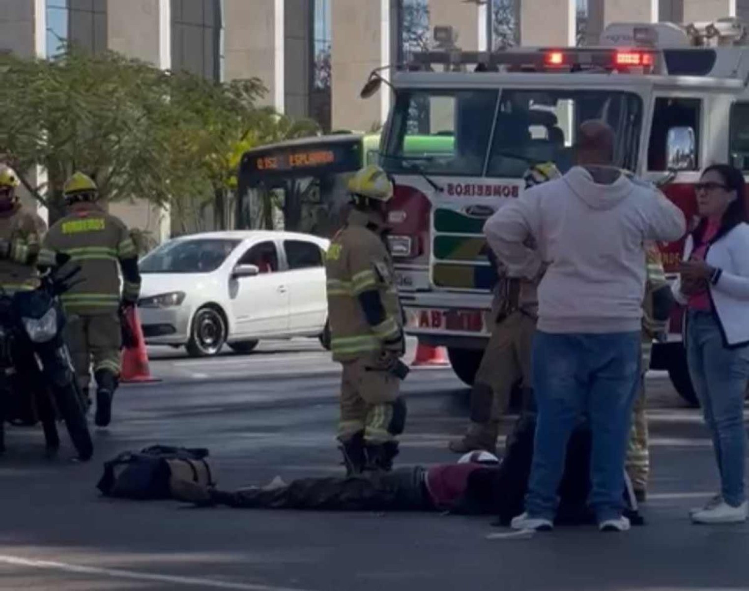 Queda de motociclista deixa duas vias interditadas no Eixo Monumental 