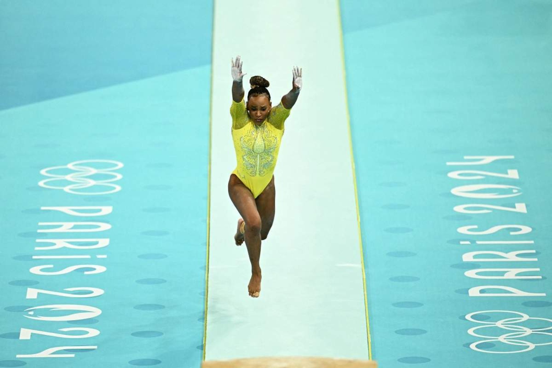  Brazil's Rebeca Andrade competes in the vault event of the artistic gymnastics women's all around final during the Paris 2024 Olympic Games at the Bercy Arena in Paris, on August 1, 2024. (Photo by Gabriel BOUYS / AFP)
      