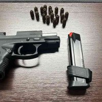 Acusados tinham a posse de arma de fogo municiada com 18 cartuchos intactos -  (crédito: PCDF/Divulgação)