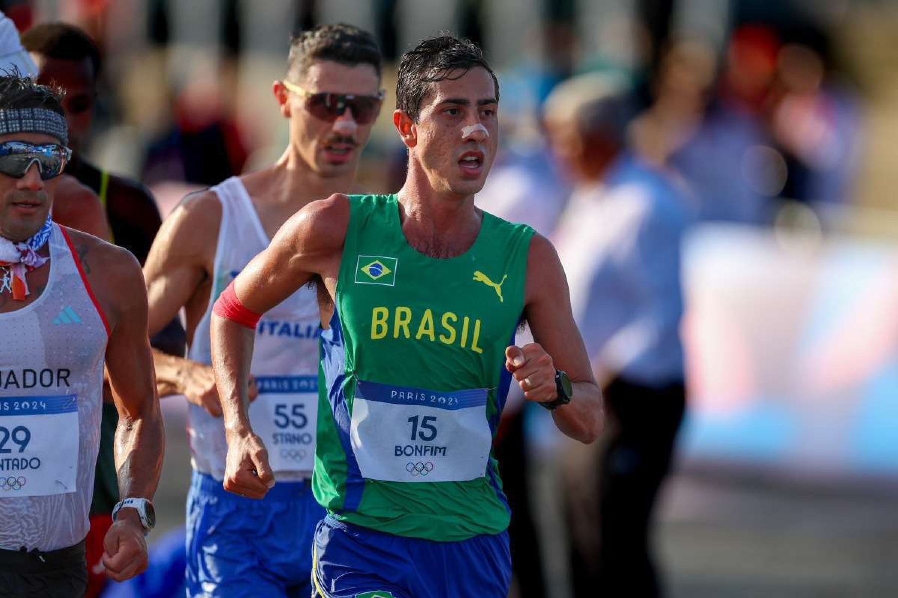 Depois de subir ao pódio, Caio Bonfim comemora: 