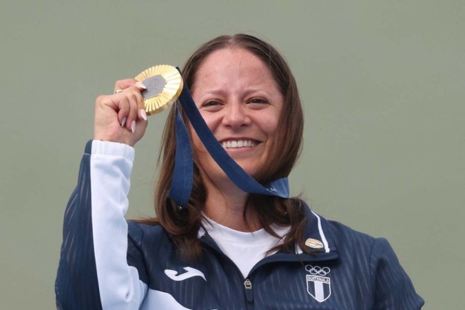  Gold medalist Guatemala's Adriana Ruano Oliva poses on the podium of the shooting trap women's final during the Paris 2024 Olympic Games at Chateauroux Shooting Centre on July 31, 2024. (Photo by Alain JOCARD / AFP)       -  (crédito: Alain JOCARD / AFP)