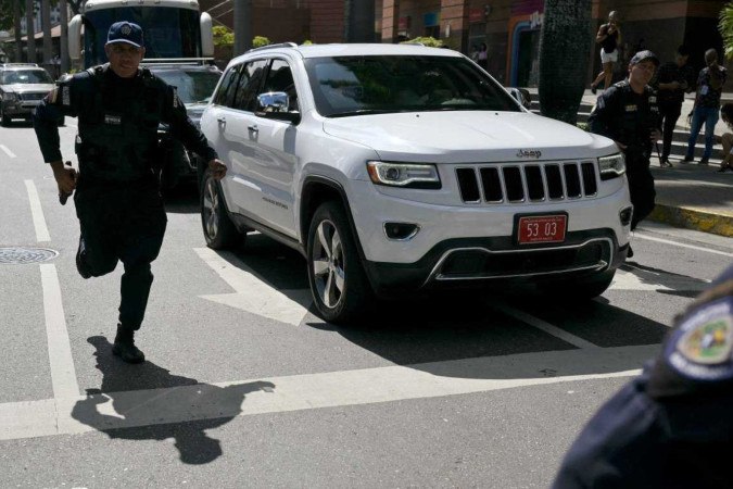 Polícia escolta carros com argentinos na saída da representação