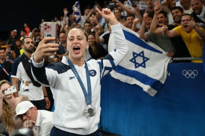  Silver medallist Israel's Inbar Lanir celebrates after the podium of the judo women's -78kg gold medal bout of the Paris 2024 Olympic Games at the Champ-de-Mars Arena, in Paris on August 1, 2024. (Photo by Luis ROBAYO / AFP)
       -  (crédito: Luis ROBAYO / AFP)