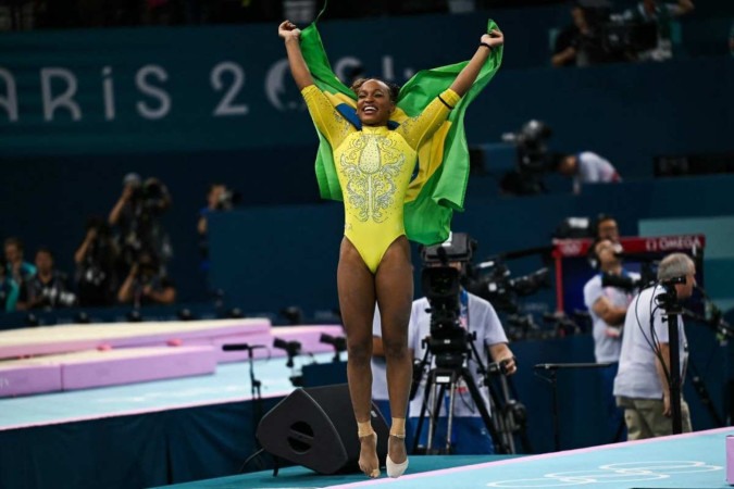 Rebeca Andrade comemora após a final do individual geral feminino da ginástica artística -  (crédito: Paul ELLIS / AFP)