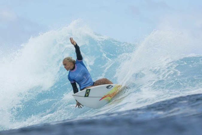 Tatiana Weston-Webb venceu a favorita Caitlin Simmers e avançou para as quartas de final do surfe feminino nas Olimpíadas de Paris-2024 -  (crédito: AFP)