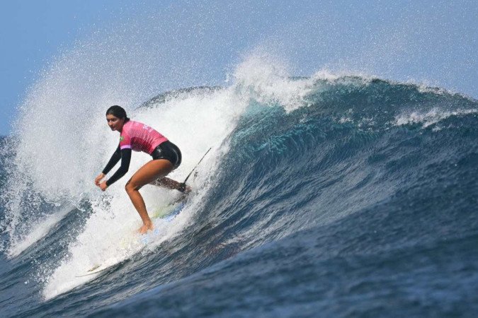 Luana Silva venceu a bateria brasileira contra Tainá Hinckel nas oitavas de final do surfe feminino -  (crédito: AFP)