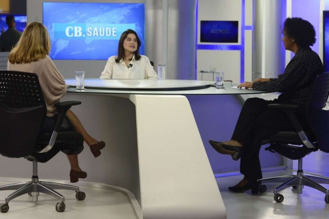 A odontopediatra Ianara Pinho (C), no programa CB.Saúde, com as jornalistas Carmen Souza (D) e Sibele Negromonte -  (crédito:  Marcelo Ferreira/CB/D.A Press)