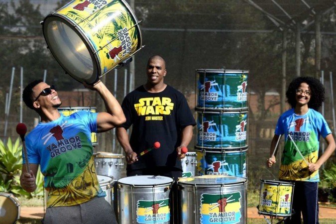 Mário Deogenes (ao centro) tinha 19 anos quando começou a tocar com Francis, e Maria Regina aderiu ao projeto no ano passado 