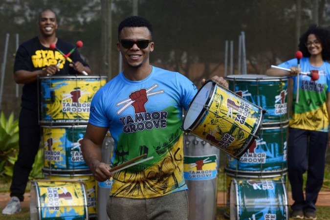 Francis Magalhães ensina percussão para pessoas de todas as idades de São Sebastião  -  (crédito:  Marcelo Ferreira/CB/D.A Press)