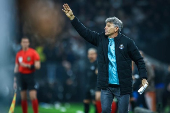 Renato Gaúcho dá orientações ao time do Grêmio durante jogo com o Corinthians pela Copa do Brasil -  (crédito: Foto: Lucas Uebel/Grêmio FBPA)