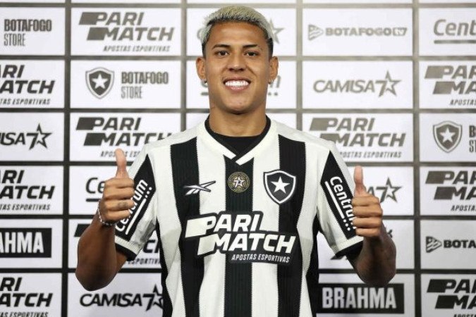 Matheus Martins é apresentado pelo Botafogo -  (crédito: Vitor Silva/Botafogo)