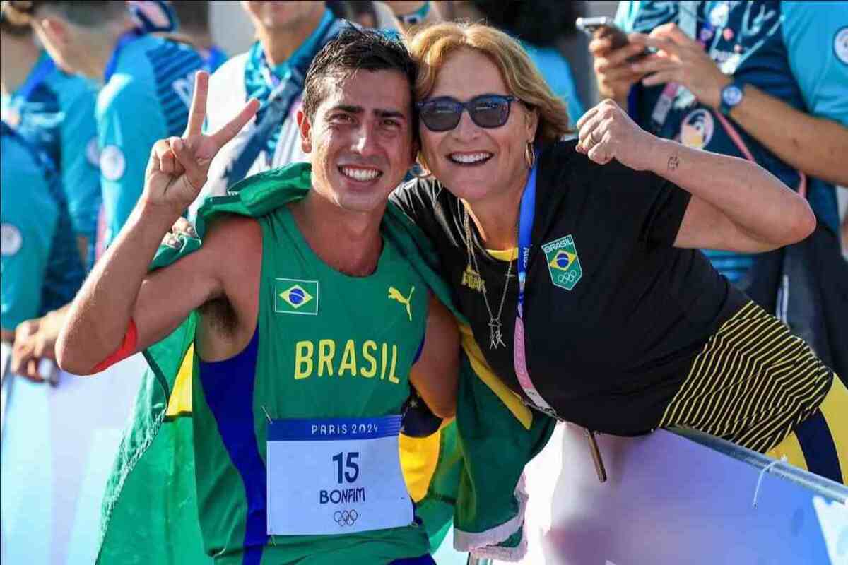 Caio Bonfim, 33, comemorou o primeiro pódio olímpico ao lado da mãe e treinadora, Gianette  -  (crédito: Reprodução/Wagner Carmo)