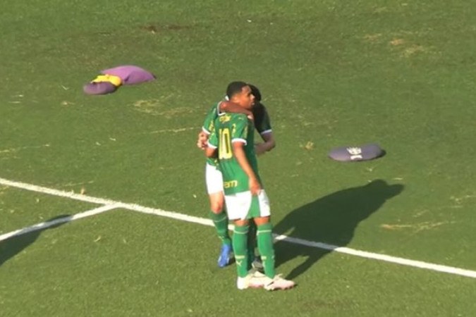 Brasileirão Sub-20: jogadores do Palmeiras comemoram primeiro gol do jogo -  (crédito: Foto: Reprodução / Youtube)