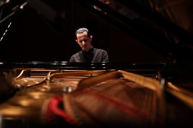 O pianista Diogo Monzo durante o projeto Faces do piano brasileiro