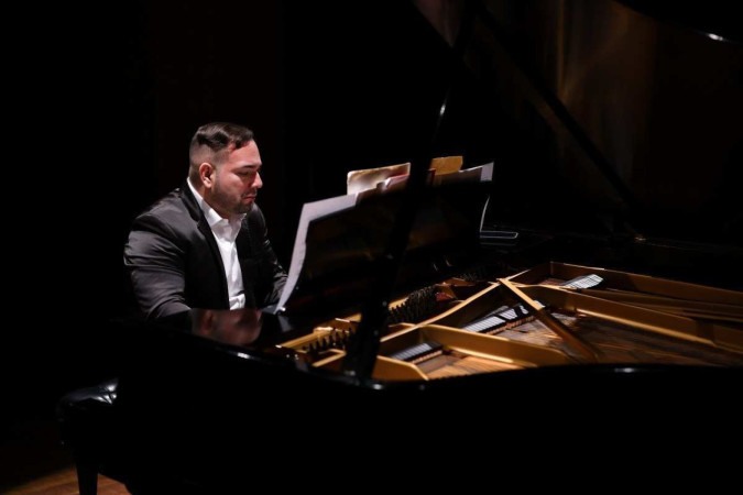 Os pianistas Diogo Monzo e Pablo Marquine durante o projeto Faces do Piano Brasileiro