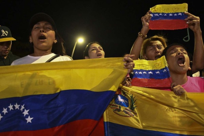 Manifestantes participam de um protesto contra a questionada vitória do presidente venezuelano Nicolás Maduro nas eleições presidenciais        -  (crédito: JOAQUIN SARMIENTO / AFP)