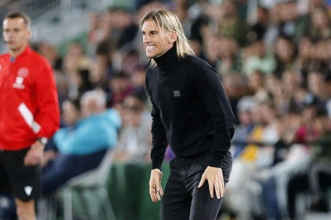 Sebastian Beccacece em seu último trabalho pelo Elche, da Espanha -  (crédito: Foto: M. Ramon/AFP via Getty Images)
