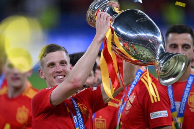  Spain's forward #10 Daniel Olmo celebrates with the trophy after winning the UEFA Euro 2024 final football match between Spain and England at the Olympiastadion in Berlin on July 14, 2024. (Photo by Kirill KUDRYAVTSEV / AFP)
     -  (crédito:  AFP via Getty Images)