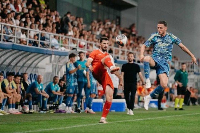 Jogadores de Vojvodina e Ajax em disputa de bola na fase preliminar da Liga Europa - (crédito: Foto: Divulgação / Ajax) Jogadores de Vojvodina e Ajax em disputa de bola na fase preliminar da Liga Europa - (crédito: Foto: Divulgação / Ajax)