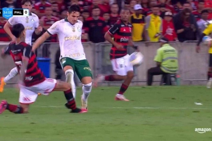 Erick Pulgar sofre entrada de Raphael Veiga em vitória do Flamengo, no Maracanã -  (crédito: Jogada10)