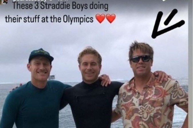 O juiz Benjamin Lowe apareceu ao lado de dois surfistas australianos: o técnico Bede Durbidge e o surfista Ethan Ewing -  (crédito: Reprodução/Instagram)