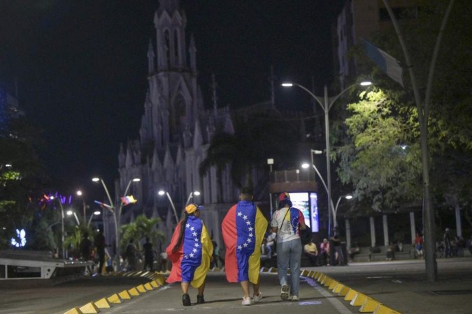 Manifestantes participam de um protesto contra a questionada vitória do presidente venezuelano Nicolás Maduro nas eleições presidenciais       -  (crédito: JOAQUIN SARMIENTO / AFP)