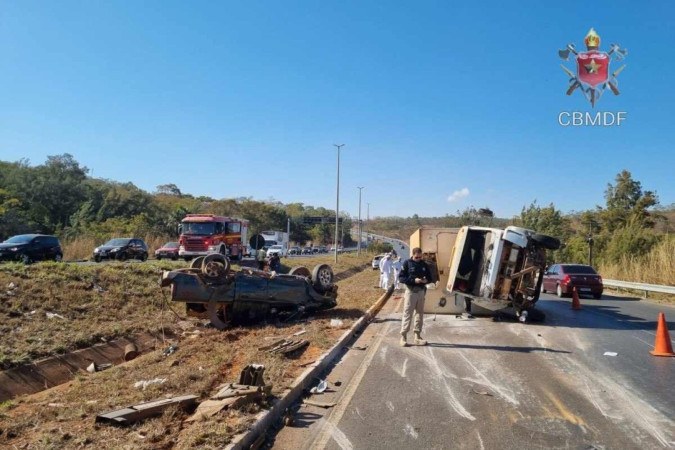 eis veículos se envolvem em acidente na BR-070, nesta quinta-feira (1º/8)  -  (crédito: Divulgação/CBMDF)