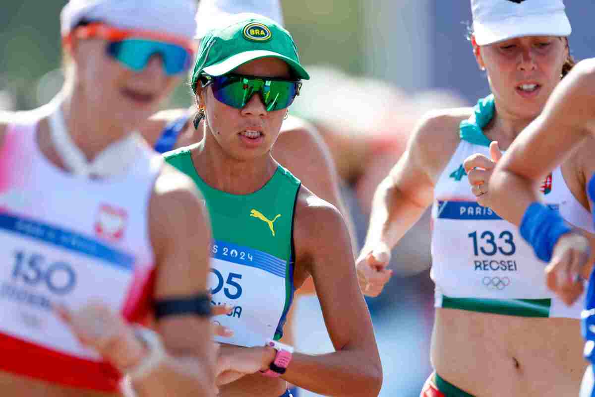 Três marchadoras brasileiras, incluindo Gabriela Muniz, do Distrito Federal, cumpriram os 20km de percurso nas proximidades da Torre Eiffel