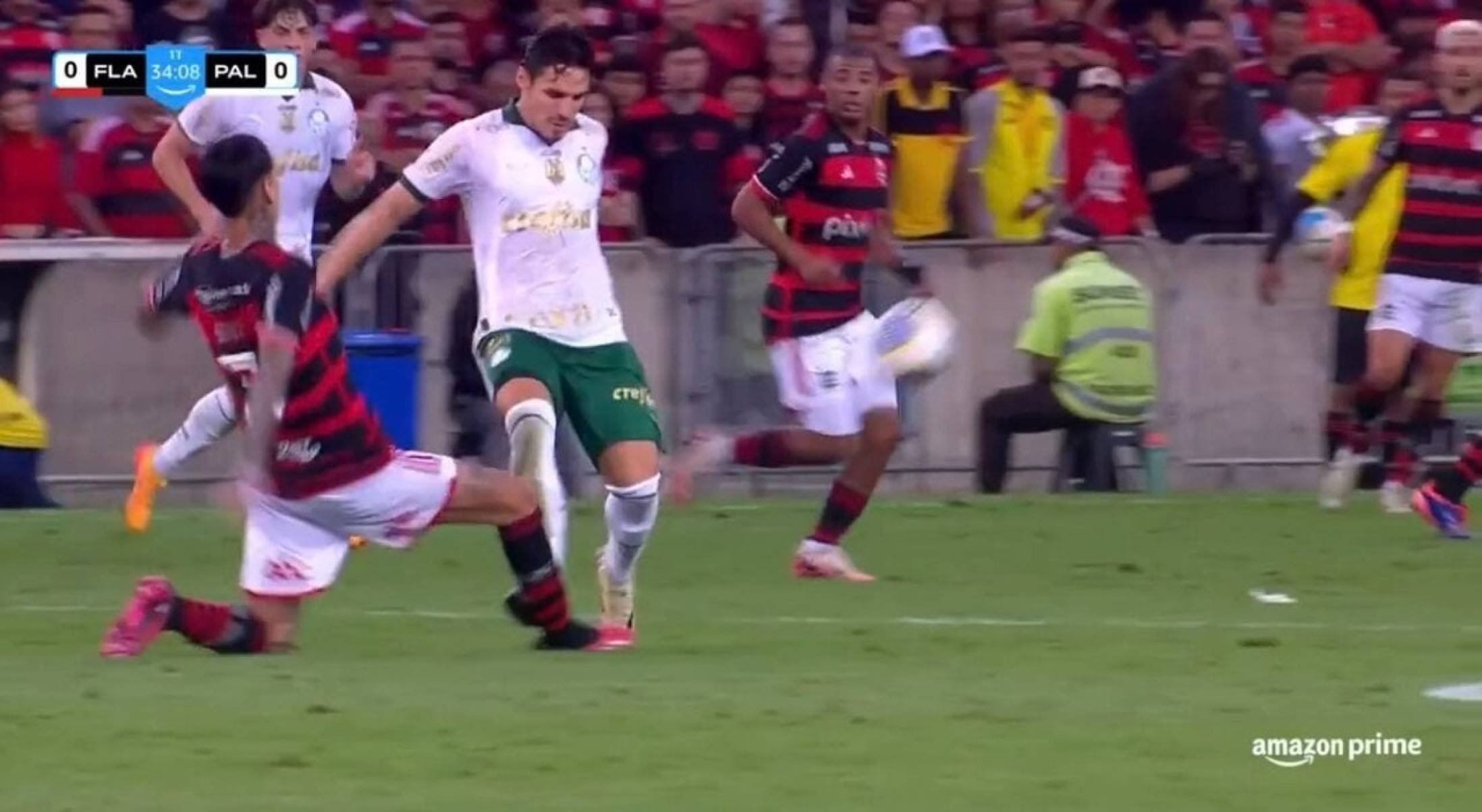 Pulgar expõe lesão e ironiza arbitragem de Flamengo x Palmeiras nas redes sociais