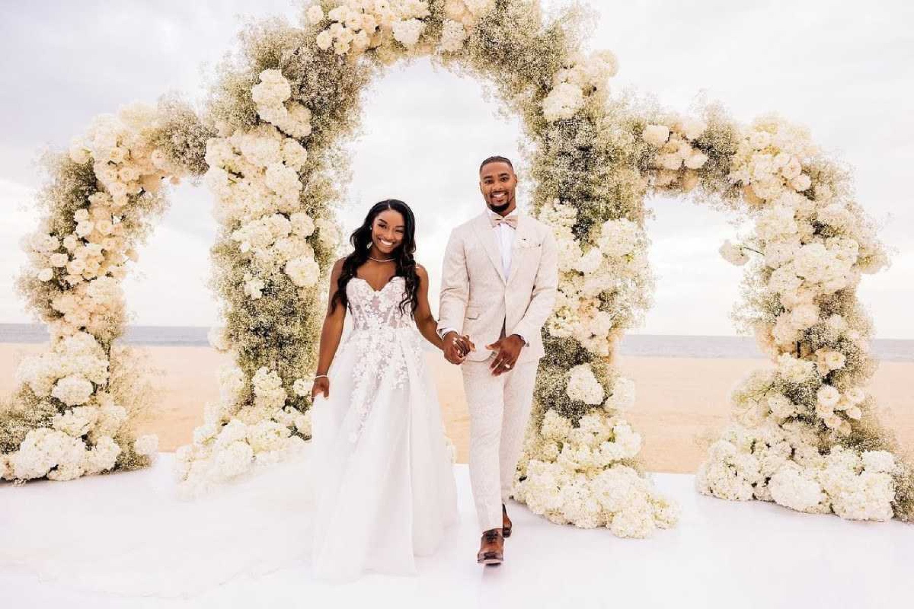 Quem é o marido de Simone Biles, que protagonizou foto polêmica com medalha