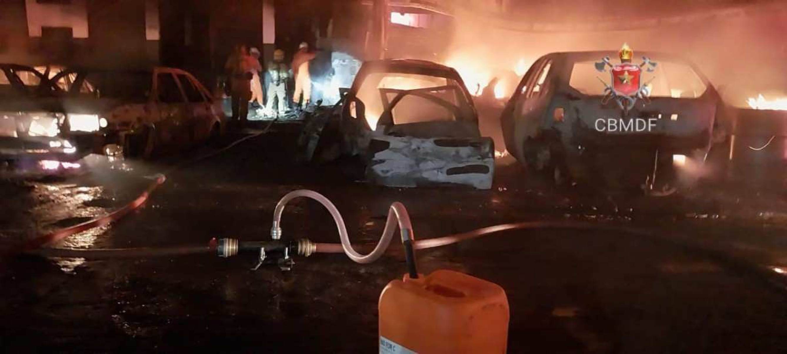 Um incêndio destruiu vários carros na noite de quarta-feira (31/07), no Setor de Oficinas de Ceilândia, na região do Setor O