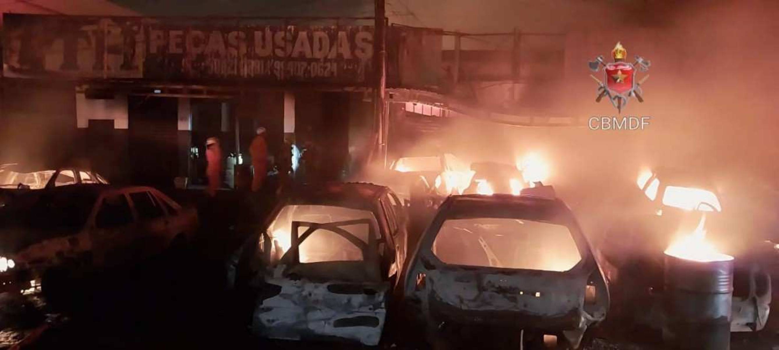 Um incêndio destruiu vários carros na noite de quarta-feira (31/07), no Setor de Oficinas de Ceilândia, na região do Setor O