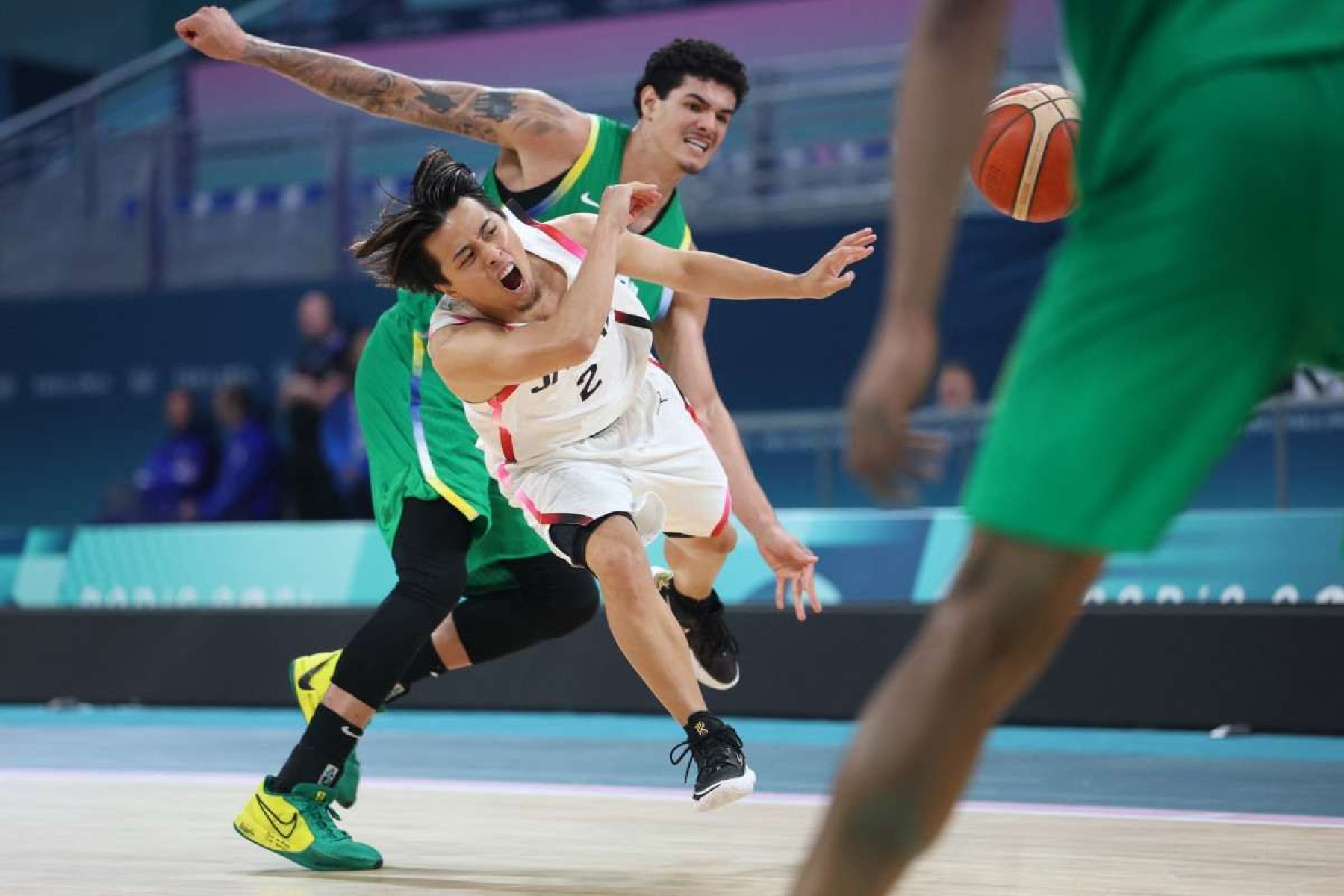 O número 02 do Japão, Yuki Togashi, cai diante do número 11 do Brasil, Gui Santos, na partida preliminar masculina de basquete do grupo B entre Japão e Brasil durante os Jogos Olímpicos de Paris 2024, no estádio Pierre-Mauroy em Villeneuve-dAscq, norte da França, em 2 de agosto. , 2024. 