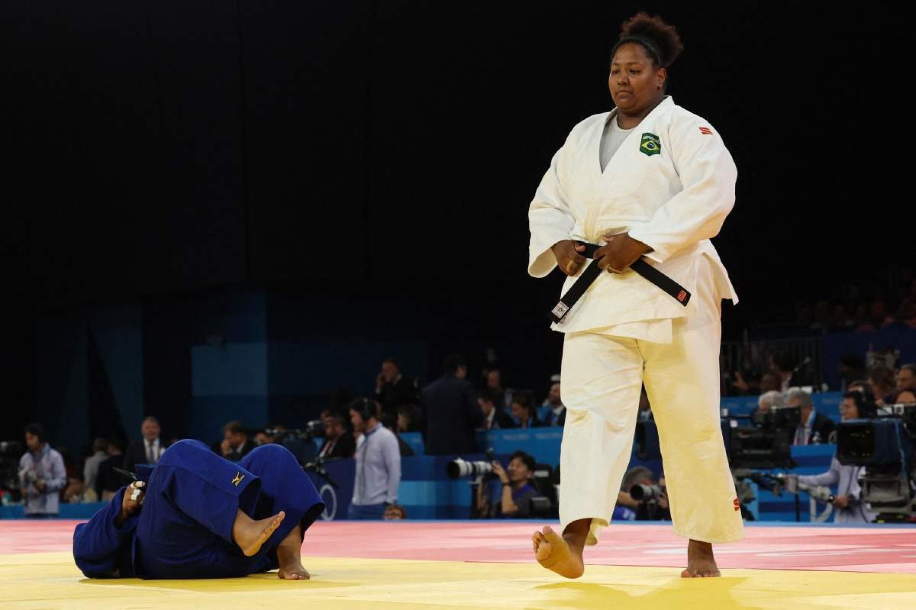 A brasileira Beatriz Souza reage após vencer a nicaraguense Izayana Marenco (Azul) nas oitavas de final do judô feminino +78kg dos Jogos Olímpicos de Paris 2024, na Arena Champ-de-Mars, em Paris, em 2 de agosto de 2024.       