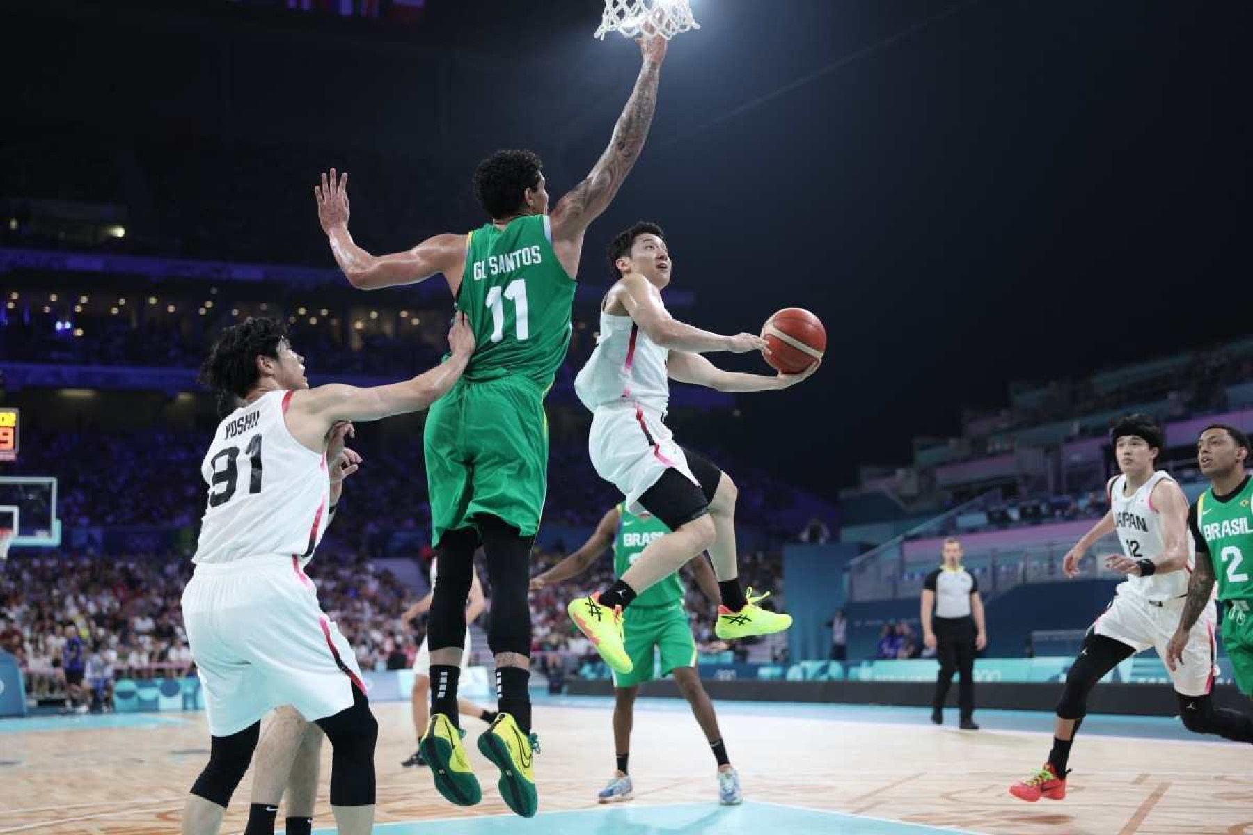 O número 05 do Japão, Yuki Kawamura, vai à cesta na partida preliminar masculina de basquete do grupo B entre Japão e Brasil durante os Jogos Olímpicos de Paris 2024, no estádio Pierre-Mauroy em Villeneuve-dAscq, norte da França, em 2 de agosto de 2024. 