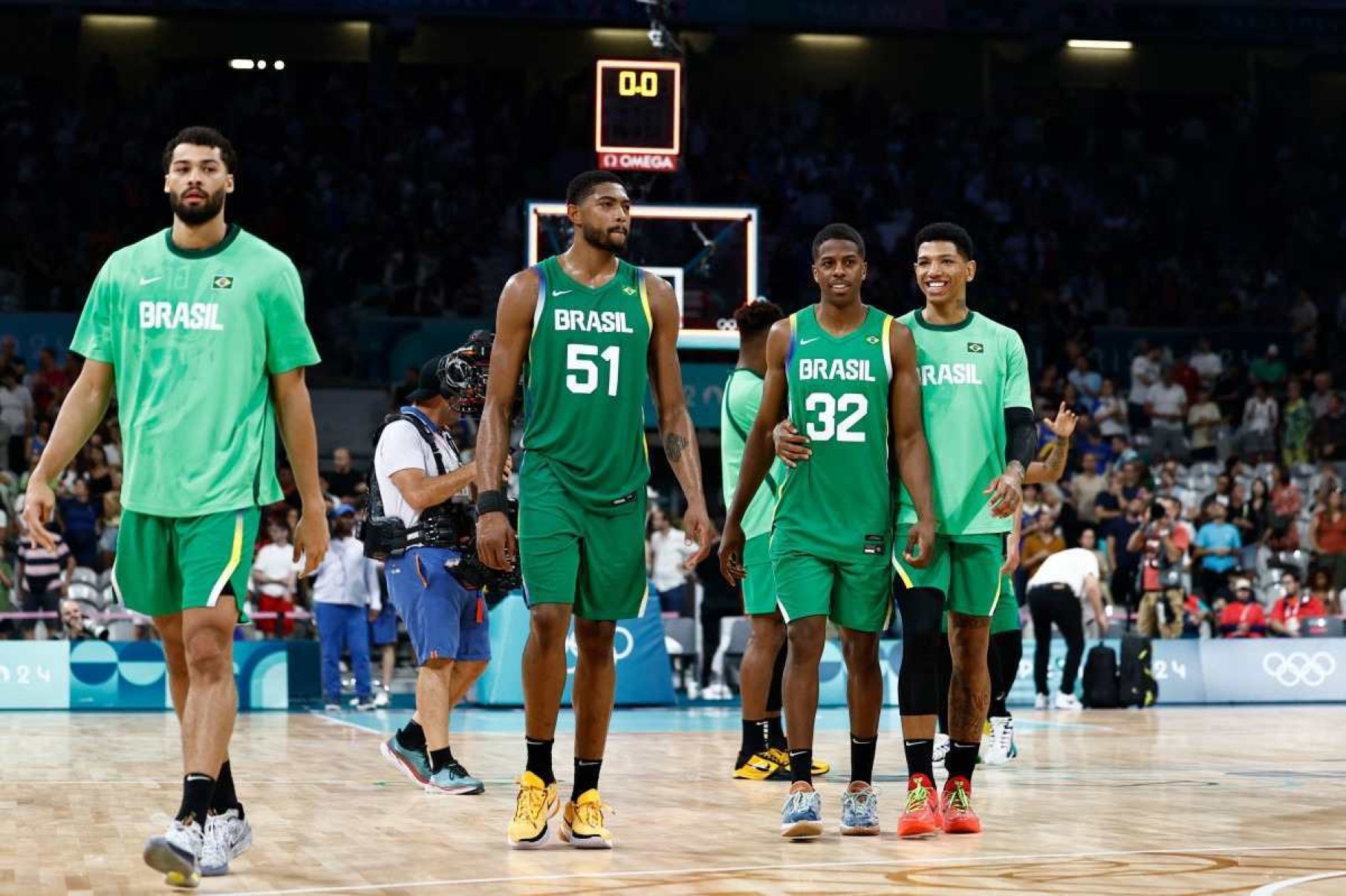 Brasil vence Japão no basquete e 'seca' rivais para conseguir classificação