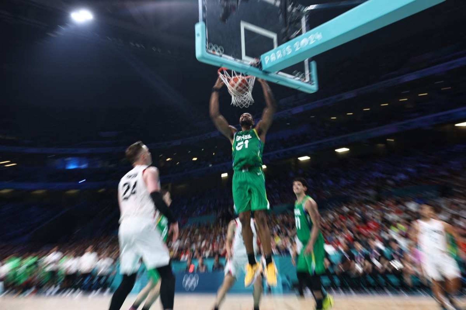  O número 51 do Brasil, Bruno Caboclo, enterra a bola na partida preliminar masculina de basquete do grupo B entre Japão e Brasil durante os Jogos Olímpicos de Paris 2024, no estádio Pierre-Mauroy em Villeneuve-dAscq, norte da França, em 2 de agosto de 2024. 