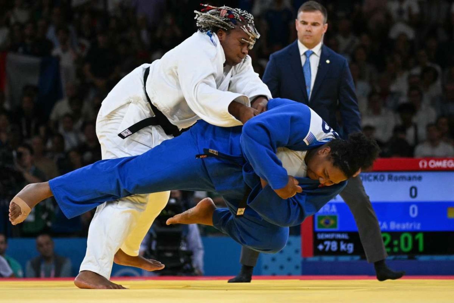 A francesa Romane Dicko e a brasileira Beatriz Souza (Azul) disputam a semifinal do judô feminino +78kg dos Jogos Olímpicos de Paris 2024, na Arena Champ-de-Mars, em Paris, no dia 2 de agosto de 2024. 