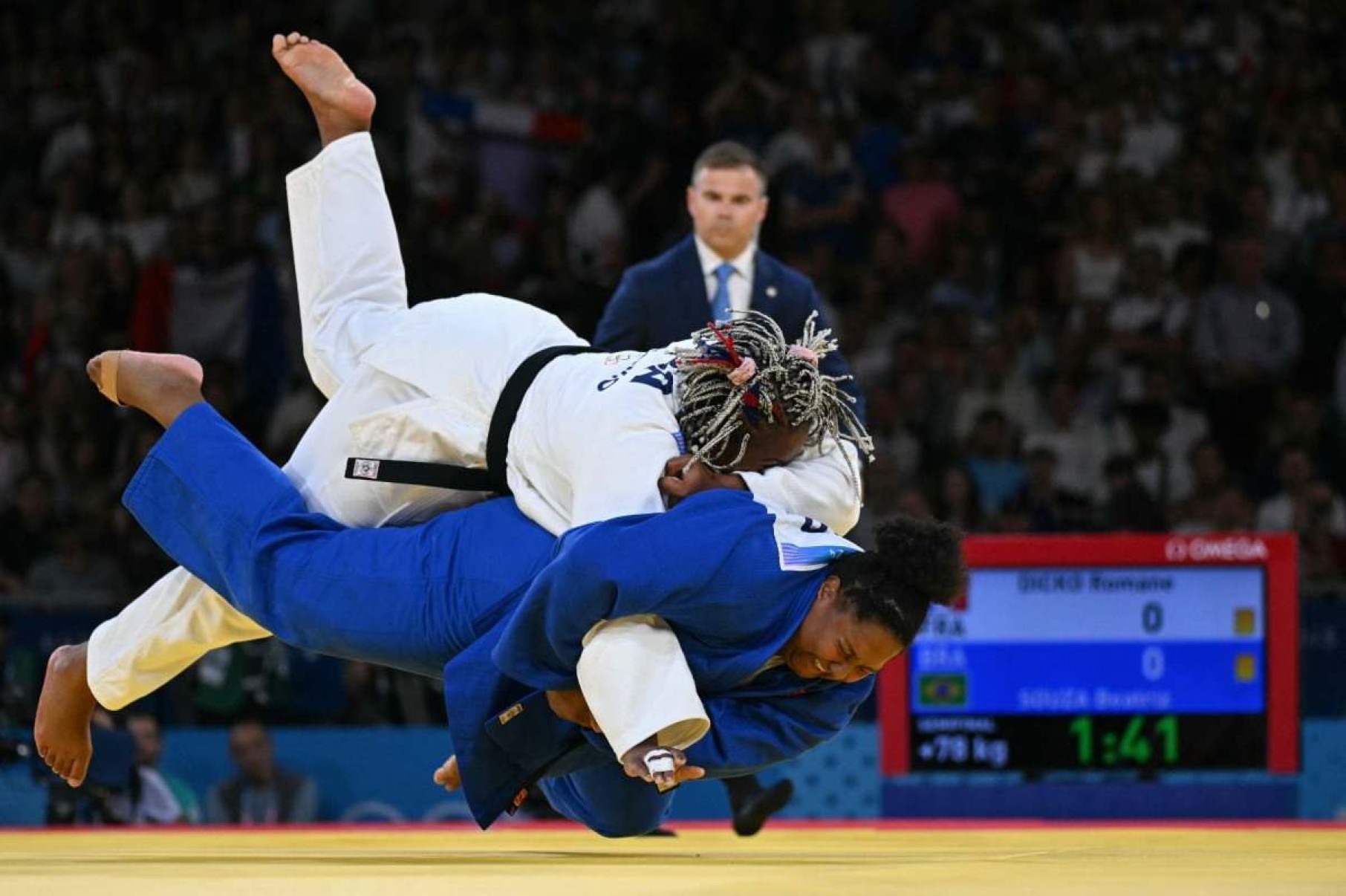 A francesa Romane Dicko e a brasileira Beatriz Souza (Azul) disputam a semifinal do judô feminino +78kg dos Jogos Olímpicos de Paris 2024, na Arena Champ-de-Mars, em Paris, no dia 2 de agosto de 2024.        