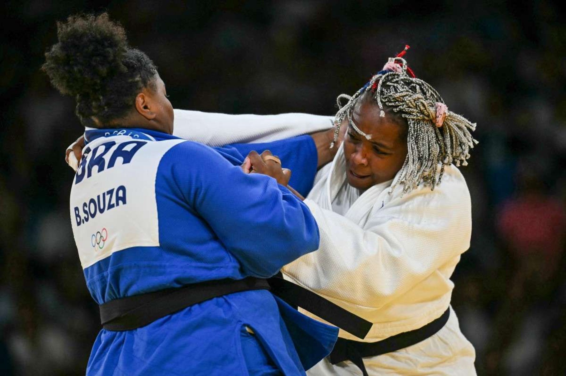 A francesa Romane Dicko e a brasileira Beatriz Souza (Azul) competem na semifinal do judô feminino +78kg dos Jogos Olímpicos de Paris 2024, na Arena Champ-de-Mars, em Paris, no dia 2 de agosto de 2024.