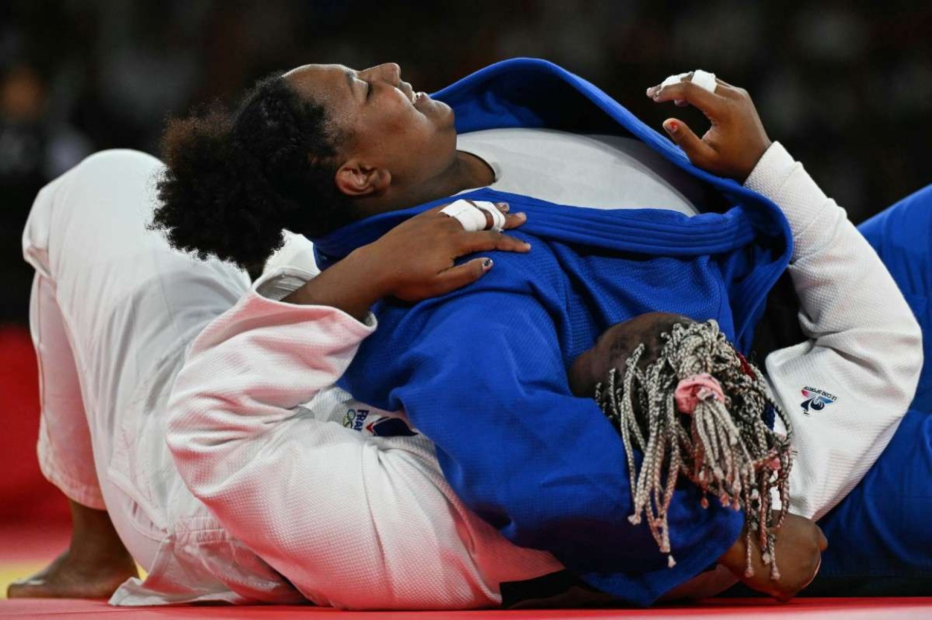 A francesa Romane Dicko e a brasileira Beatriz Souza (Azul) competem na semifinal do judô feminino +78kg dos Jogos Olímpicos de Paris 2024, na Arena Champ-de-Mars, em Paris, no dia 2 de agosto de 2024.