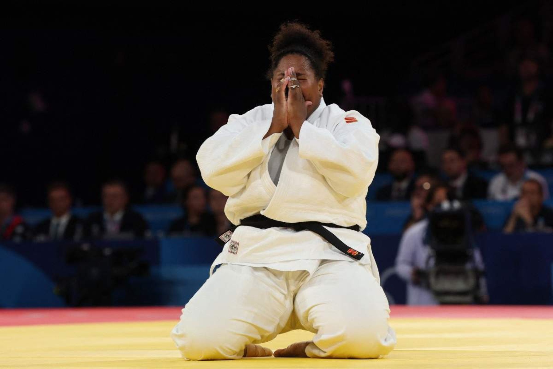 O choro da eternidade! Beatriz Souza entra no hall dourado do Brasil