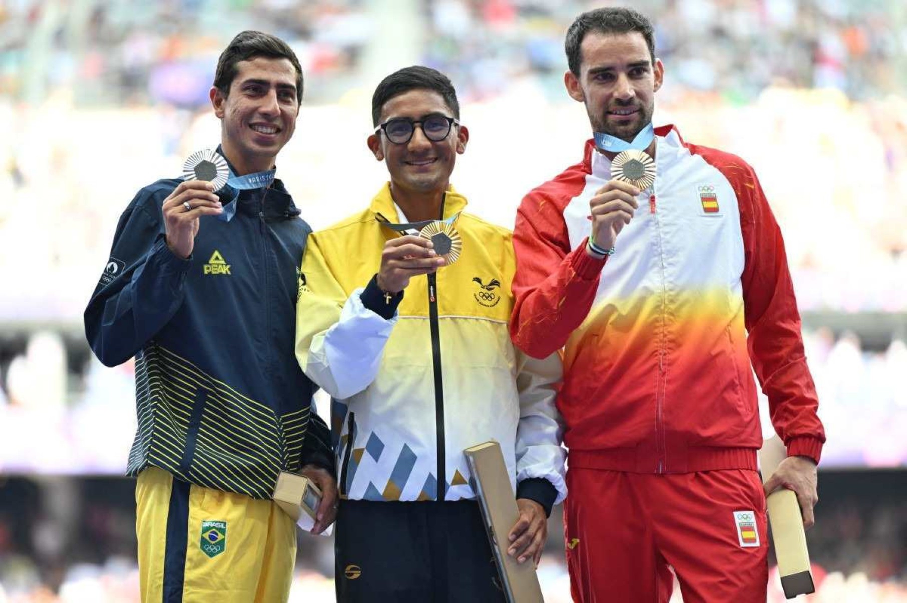 (da esquerda) Caio Bonfim, medalhista de prata do Brasil, Brian Daniel Pintado, medalhista de ouro do Equador e Álvaro Martin, medalhista de bronze da Espanha, comemoram no pódio após competirem na prova de caminhada atlética masculina de 20 km da prova de atletismo, nos Jogos Olímpicos de Paris 2024, no Stade de France, em Saint -Denis, ao norte de Paris, em 2 de agosto de 2024. 