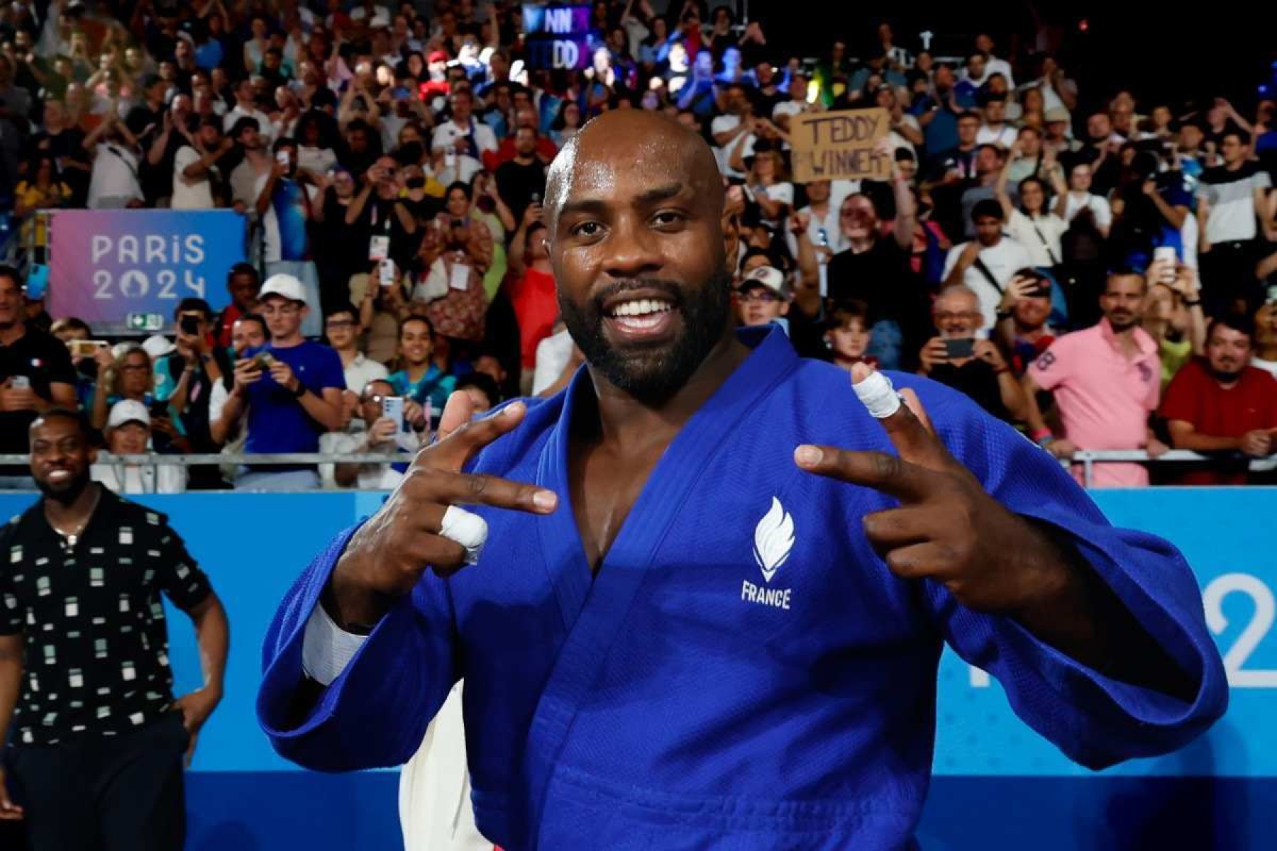 Teddy Riner, francês que acendeu a tocha olímpica, leva o ouro no judô em Paris